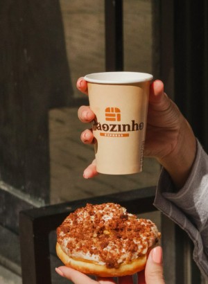 Café e doce servidos com a marca Pãozinho Express