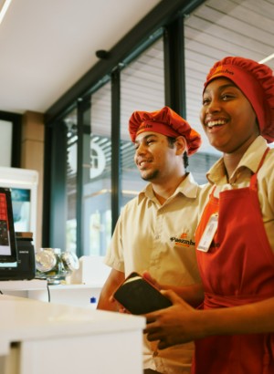 Equipe da Pãozinho Express atendendo no balcão