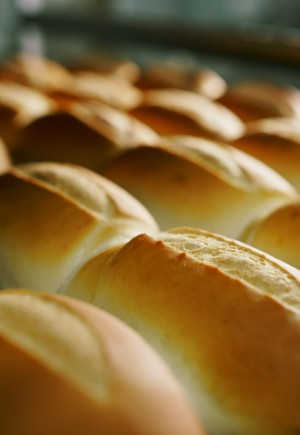 Pãezinhos dourados, fresquinhos na cesta