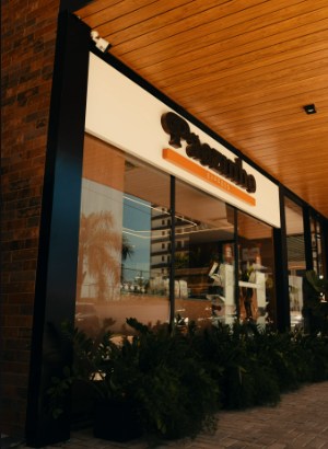 Fachada da Pãozinho Express com letreiro e entrada envidraçada