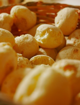 Pães de queijo dourados, ainda quentes
