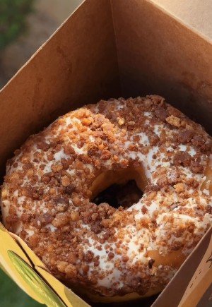 Rosquinha doce com cobertura e farofa crocante